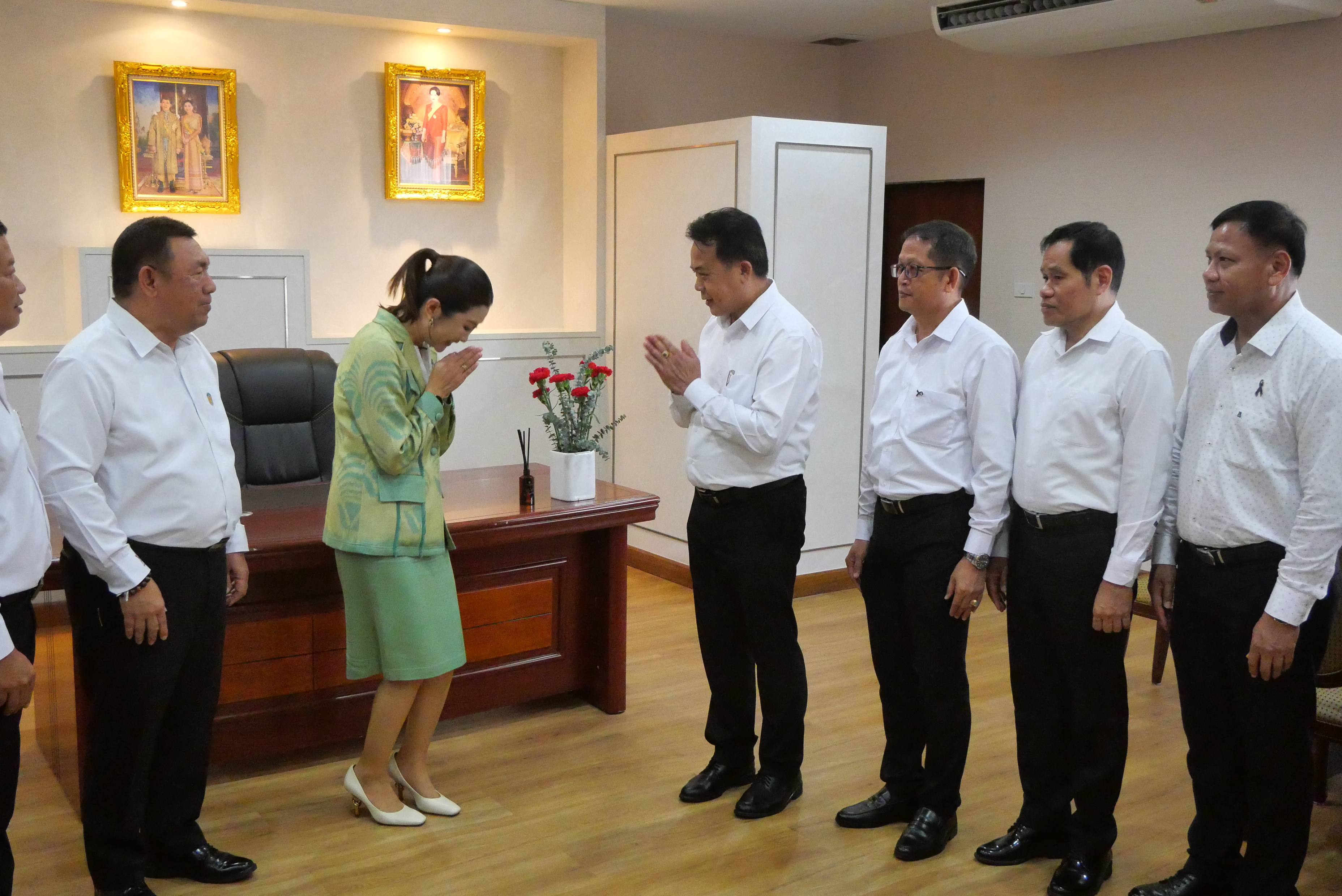 title - คณะผู้บริหาร ส.ป.ก. ร่วมแสดงความยินดีในโอกาสเข้ารับตำแหน่งของรัฐมนตรีว่าการกระทรวงเกษตรและสหกรณ์ และรัฐมนตรีช่วยว่าการกระทรวงเกษตรและสหกรณ์ 